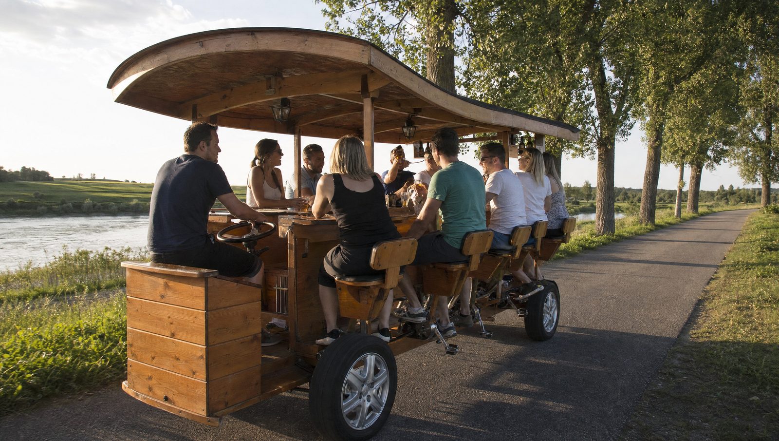 BierBike Regensburg für den JGA – Gruppe auf dem BierBike an der Donau