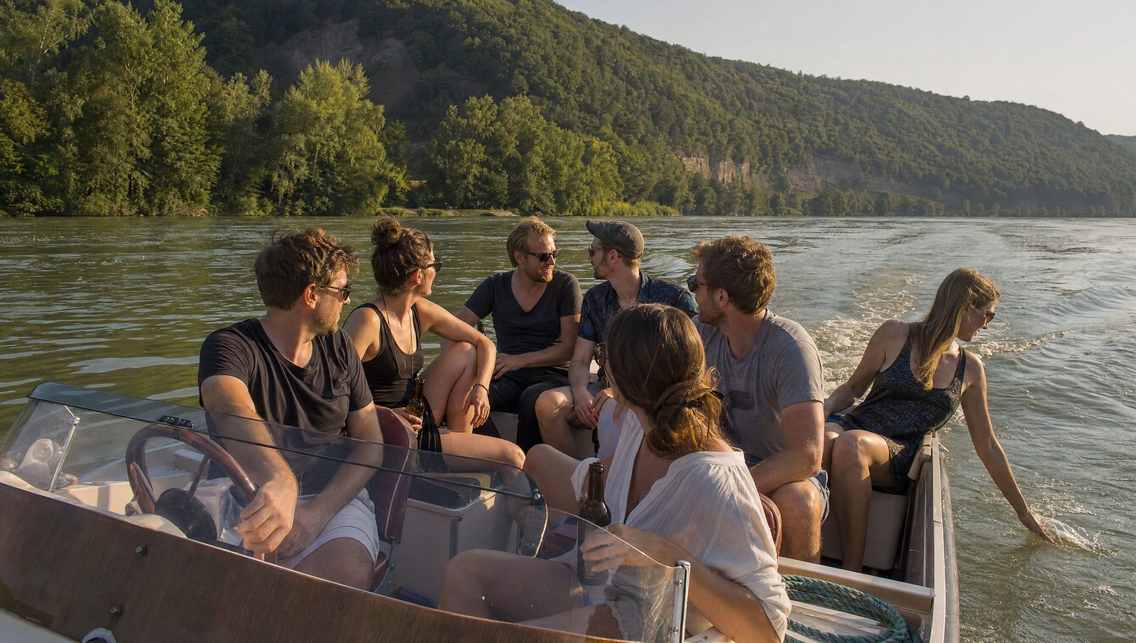 JGA-Bootstour Regensburg – Gruppe mit Skipper auf der Donau